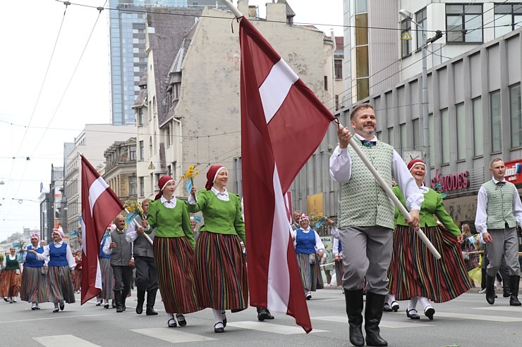 Skati dziesmu un deju svētku dalībnieku gājienu Rīgā - «Novadu dižošanās» 338579