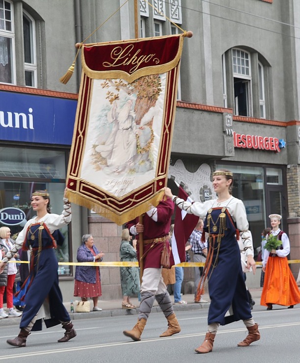 Skati dziesmu un deju svētku dalībnieku gājienu Rīgā - «Novadu dižošanās» 338544