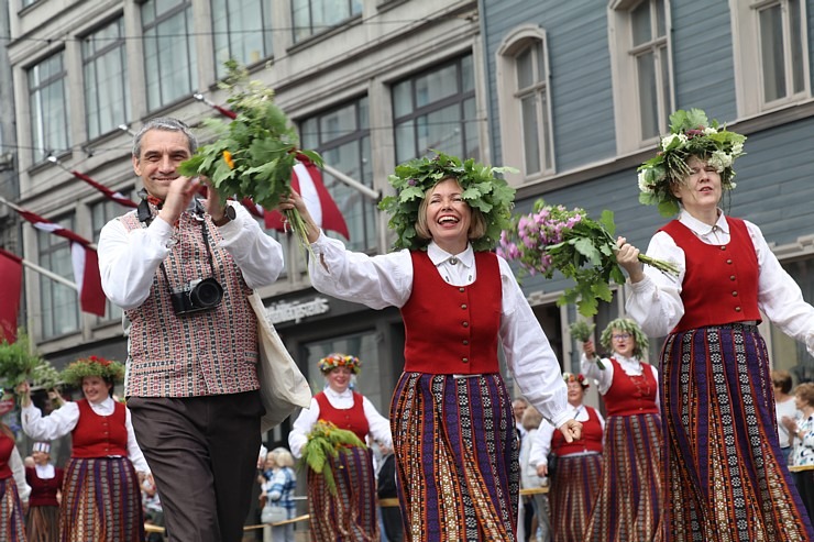 Skati dziesmu un deju svētku dalībnieku gājienu Rīgā - «Novadu dižošanās» 338582