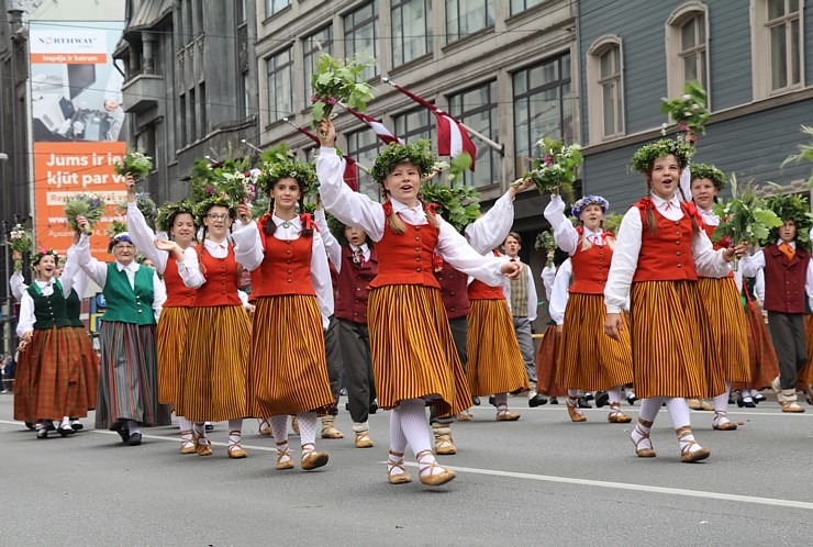 Skati dziesmu un deju svētku dalībnieku gājienu Rīgā - «Novadu dižošanās» 338583