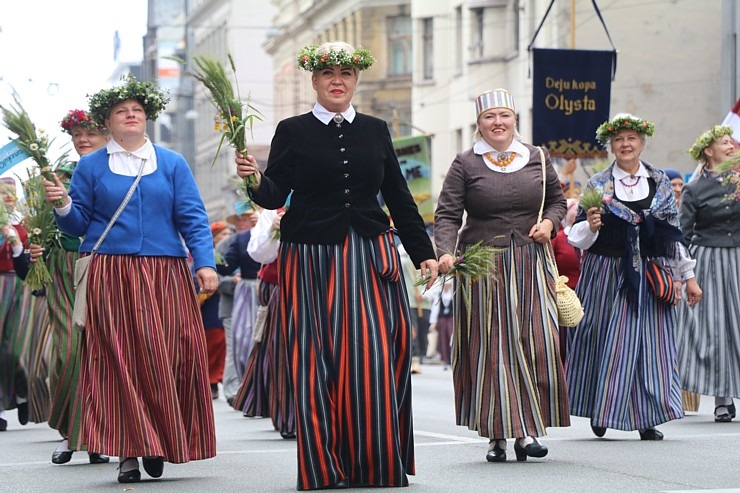 Skati dziesmu un deju svētku dalībnieku gājienu Rīgā - «Novadu dižošanās» 338584