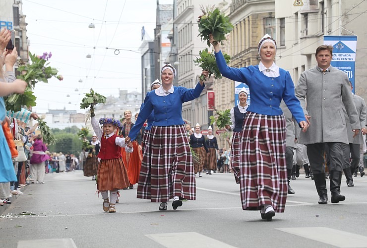 Skati dziesmu un deju svētku dalībnieku gājienu Rīgā - «Novadu dižošanās» 338585