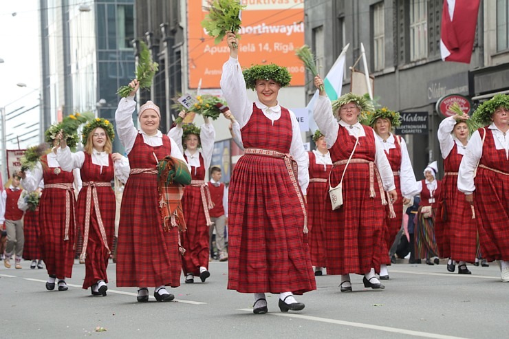 Skati dziesmu un deju svētku dalībnieku gājienu Rīgā - «Novadu dižošanās» 338588