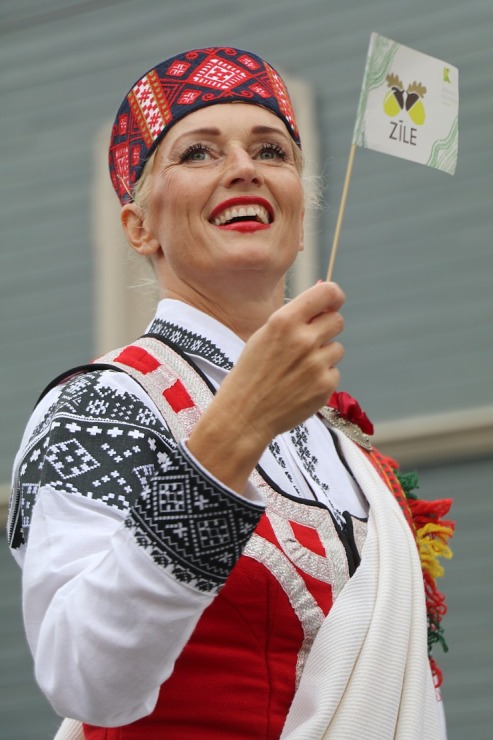 Skati dziesmu un deju svētku dalībnieku gājienu Rīgā - «Novadu dižošanās» 338589