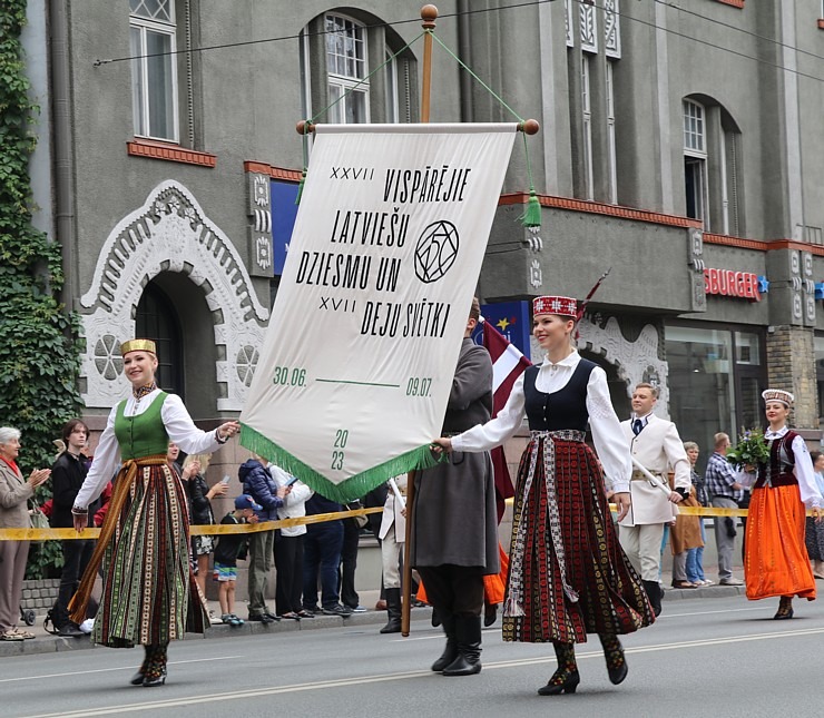 Skati dziesmu un deju svētku dalībnieku gājienu Rīgā - «Novadu dižošanās» 338545