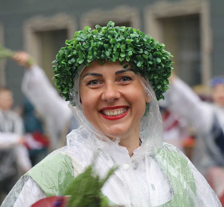 Skati dziesmu un deju svētku dalībnieku gājienu Rīgā - «Novadu dižošanās» 338591