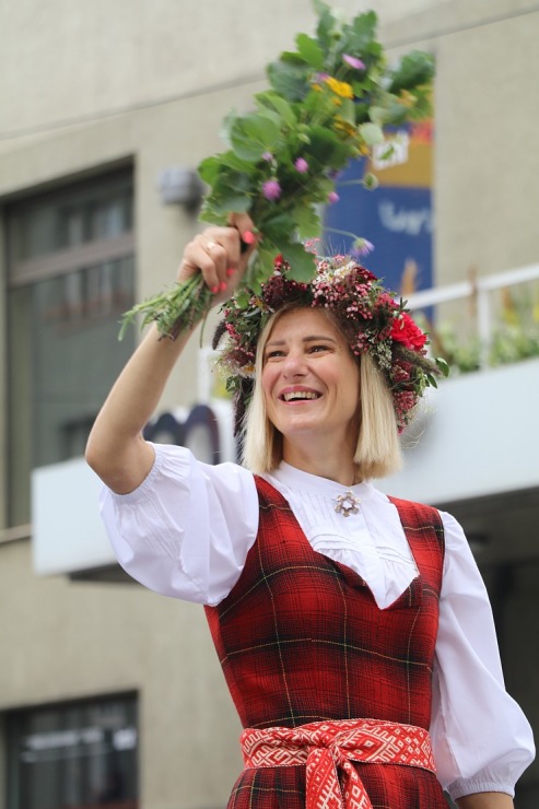 Skati dziesmu un deju svētku dalībnieku gājienu Rīgā - «Novadu dižošanās» 338592