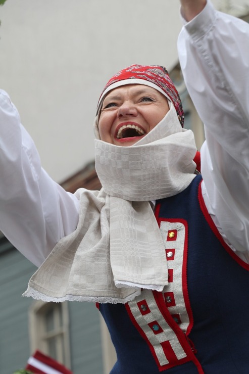 Skati dziesmu un deju svētku dalībnieku gājienu Rīgā - «Novadu dižošanās» 338593