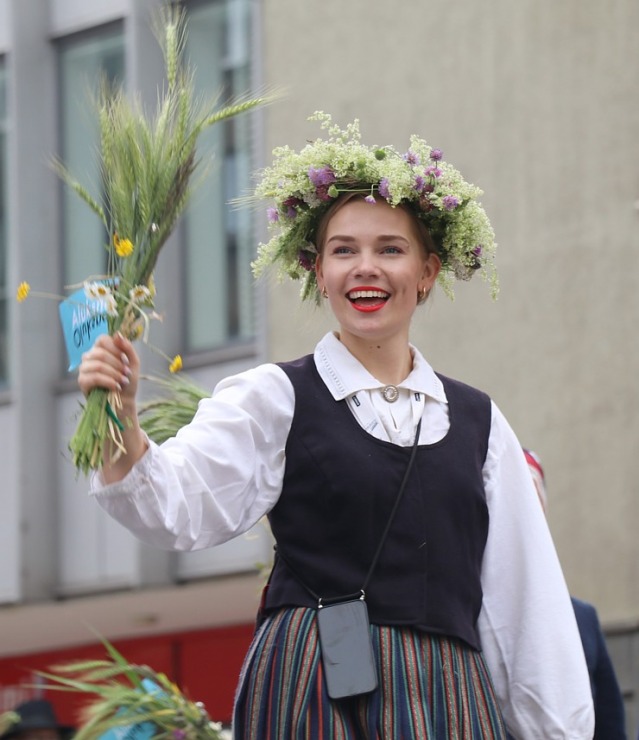Skati dziesmu un deju svētku dalībnieku gājienu Rīgā - «Novadu dižošanās» 338594