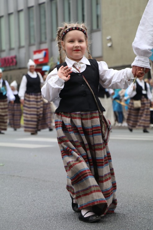 Skati dziesmu un deju svētku dalībnieku gājienu Rīgā - «Novadu dižošanās» 338597
