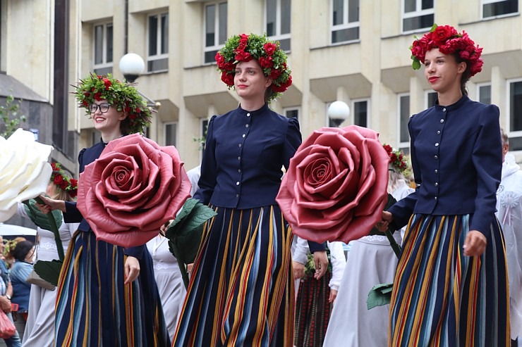 Skati dziesmu un deju svētku dalībnieku gājienu Rīgā - «Novadu dižošanās» 338598