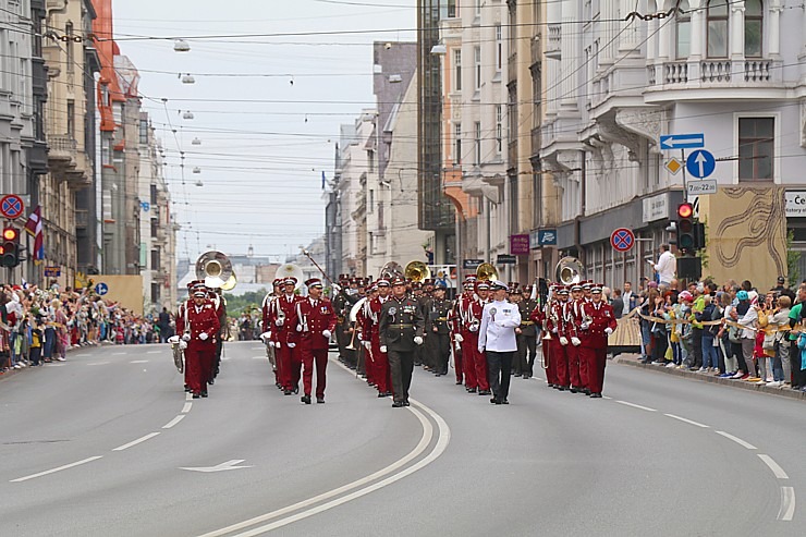 Skati dziesmu un deju svētku dalībnieku gājienu Rīgā - «Novadu dižošanās» 338546