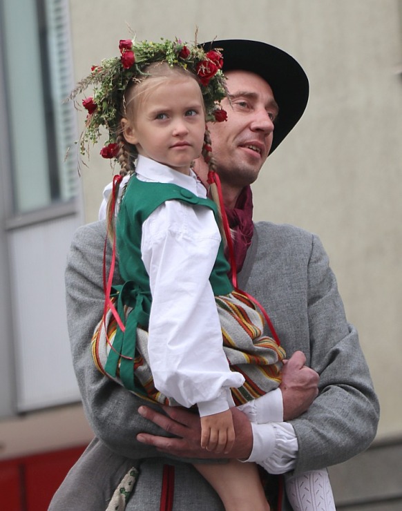 Skati dziesmu un deju svētku dalībnieku gājienu Rīgā - «Novadu dižošanās» 338608