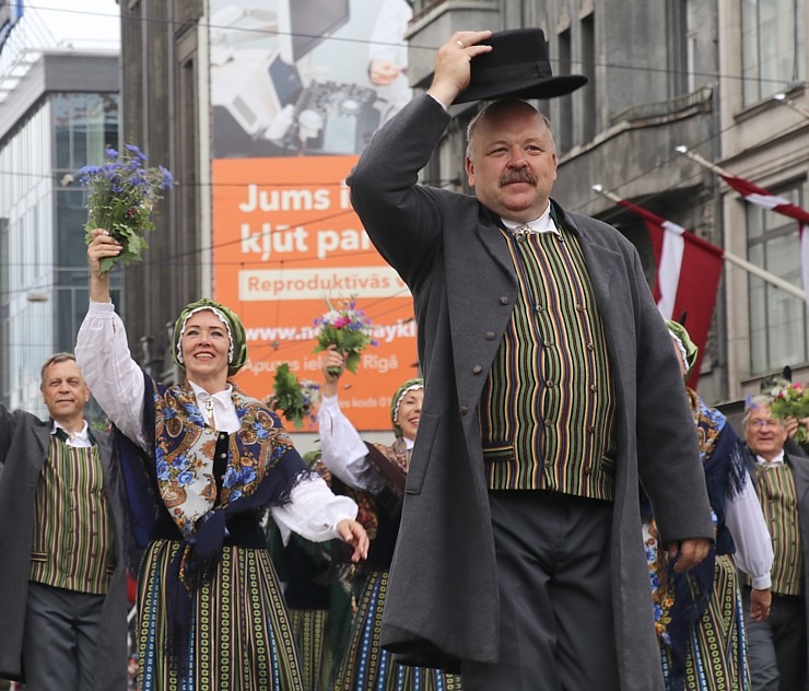 Skati dziesmu un deju svētku dalībnieku gājienu Rīgā - «Novadu dižošanās» 338611