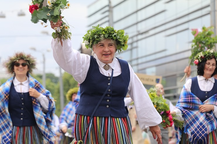 Skati dziesmu un deju svētku dalībnieku gājienu Rīgā - «Novadu dižošanās» 338612