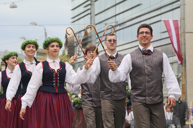 Skati dziesmu un deju svētku dalībnieku gājienu Rīgā - «Novadu dižošanās» 338613