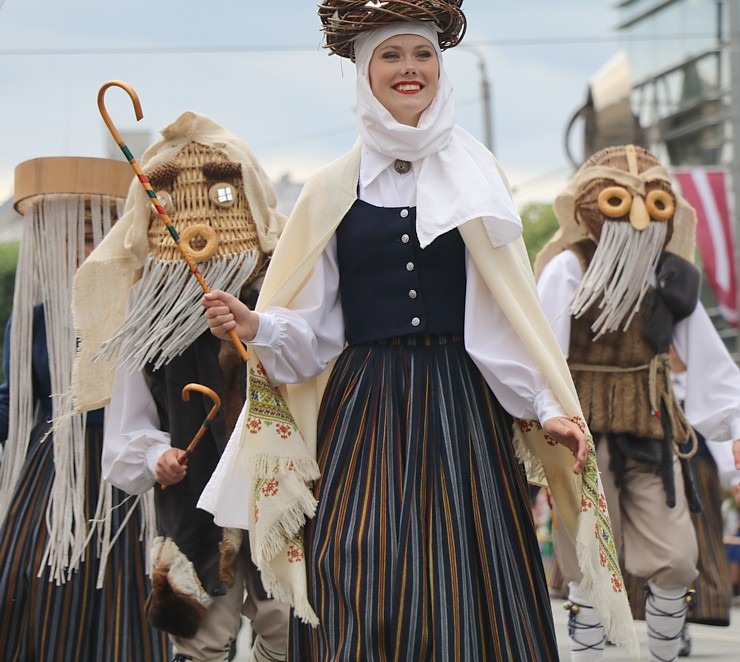 Skati dziesmu un deju svētku dalībnieku gājienu Rīgā - «Novadu dižošanās» 338618