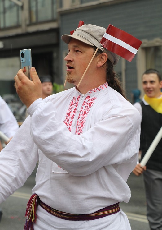 Skati dziesmu un deju svētku dalībnieku gājienu Rīgā - «Novadu dižošanās» 338624