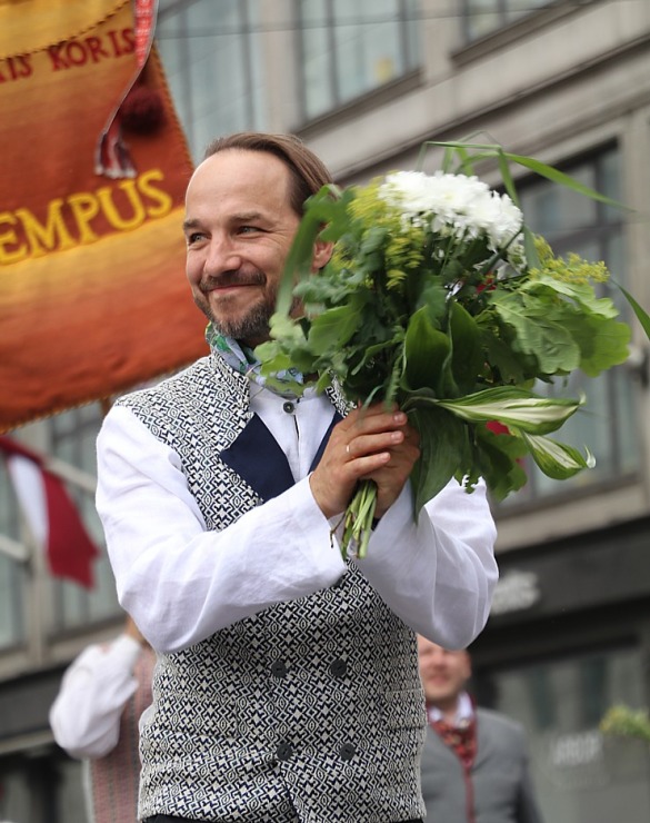 Skati dziesmu un deju svētku dalībnieku gājienu Rīgā - «Novadu dižošanās» 338627