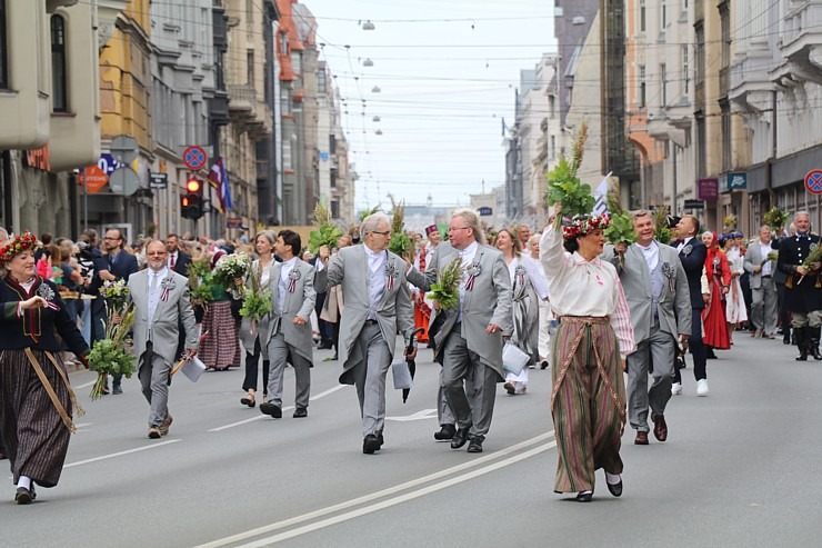 Skati dziesmu un deju svētku dalībnieku gājienu Rīgā - «Novadu dižošanās» 338549