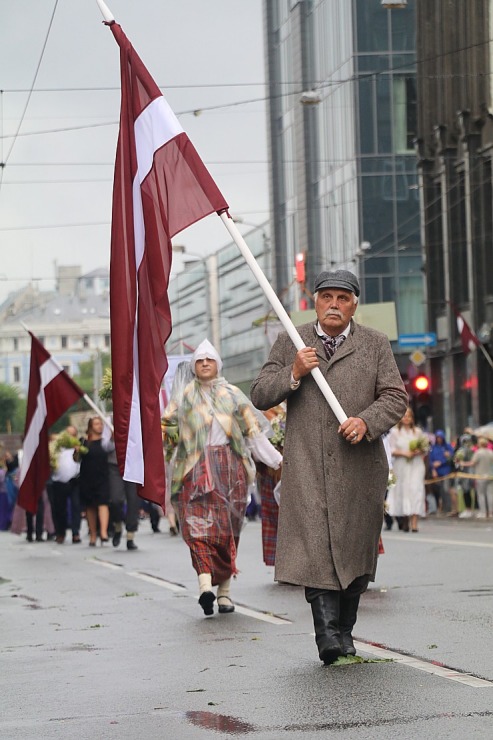 Skati dziesmu un deju svētku dalībnieku gājienu Rīgā - «Novadu dižošanās» 338631