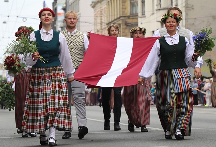 Skati dziesmu un deju svētku dalībnieku gājienu Rīgā - «Novadu dižošanās» 338632