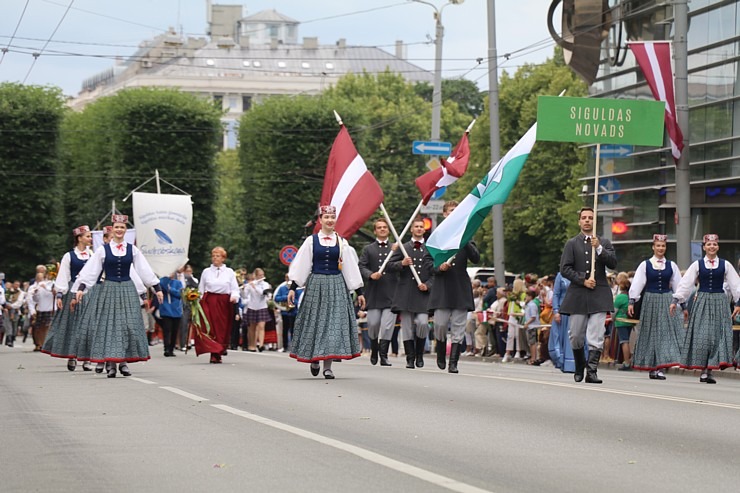 Skati dziesmu un deju svētku dalībnieku gājienu Rīgā - «Novadu dižošanās» 338633
