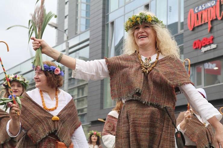 Skati dziesmu un deju svētku dalībnieku gājienu Rīgā - «Novadu dižošanās» 338634