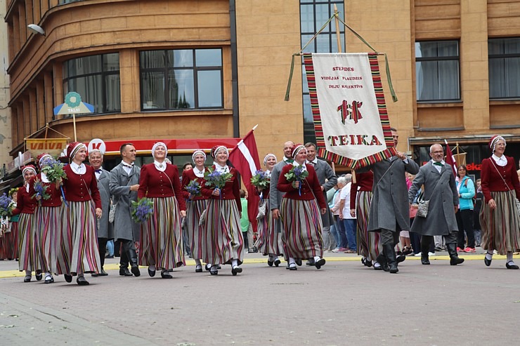 Skati dziesmu un deju svētku dalībnieku gājienu Rīgā - «Novadu dižošanās» 338635