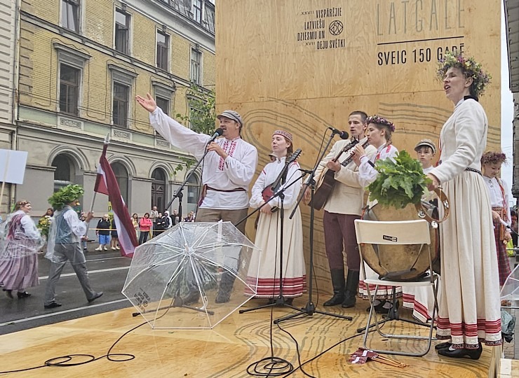 Skati dziesmu un deju svētku dalībnieku gājienu Rīgā - «Novadu dižošanās» 338639
