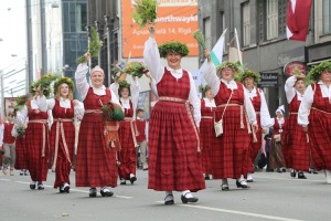 Skati dziesmu un deju svētku dalībnieku gājienu Rīgā - «Novadu dižošanās» 50