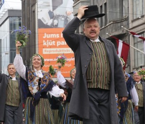 Skati dziesmu un deju svētku dalībnieku gājienu Rīgā - «Novadu dižošanās» 73