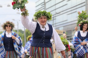 Skati dziesmu un deju svētku dalībnieku gājienu Rīgā - «Novadu dižošanās» 74