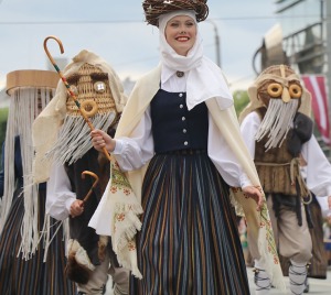 Skati dziesmu un deju svētku dalībnieku gājienu Rīgā - «Novadu dižošanās» 80