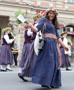 Skati dziesmu un deju svētku dalībnieku gājienu Rīgā - «Novadu dižošanās» 82