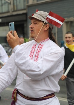 Skati dziesmu un deju svētku dalībnieku gājienu Rīgā - «Novadu dižošanās» 86