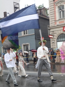 Skati dziesmu un deju svētku dalībnieku gājienu Rīgā - «Novadu dižošanās» 88