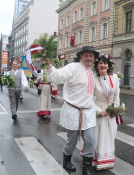Skati dziesmu un deju svētku dalībnieku gājienu Rīgā - «Novadu dižošanās» 90