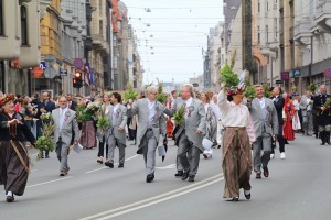 Skati dziesmu un deju svētku dalībnieku gājienu Rīgā - «Novadu dižošanās» 9