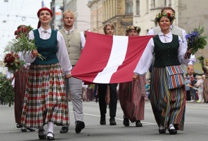 Skati dziesmu un deju svētku dalībnieku gājienu Rīgā - «Novadu dižošanās» 94