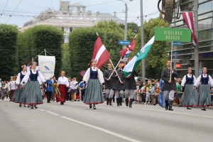 Skati dziesmu un deju svētku dalībnieku gājienu Rīgā - «Novadu dižošanās» 95