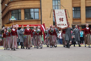 Skati dziesmu un deju svētku dalībnieku gājienu Rīgā - «Novadu dižošanās» 97