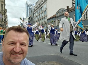 Skati dziesmu un deju svētku dalībnieku gājienu Rīgā - «Novadu dižošanās» 100