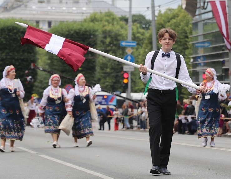 Skati «Novadu dižošanās» - dziesmu un deju svētku dalībnieku gājienu Rīgā 338741