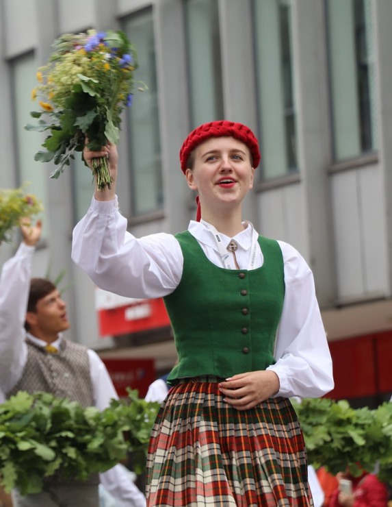 Skati «Novadu dižošanās» - dziesmu un deju svētku dalībnieku gājienu Rīgā 338652