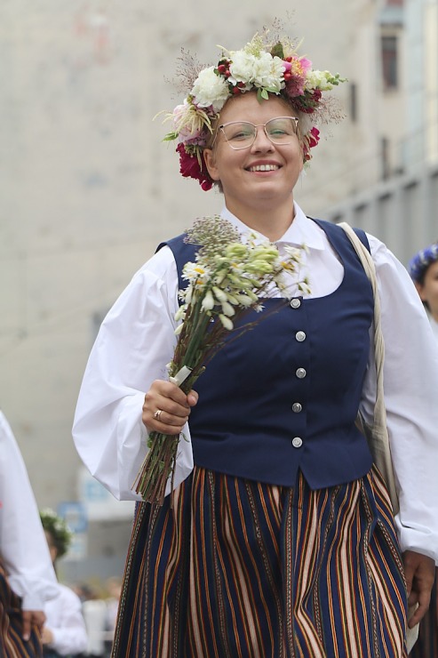 Skati «Novadu dižošanās» - dziesmu un deju svētku dalībnieku gājienu Rīgā 338654