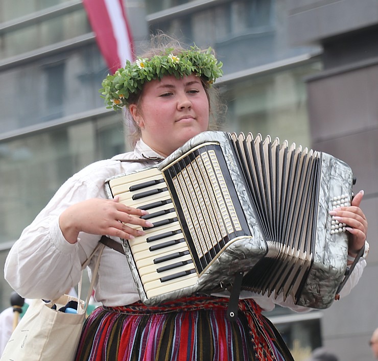 Skati «Novadu dižošanās» - dziesmu un deju svētku dalībnieku gājienu Rīgā 338661