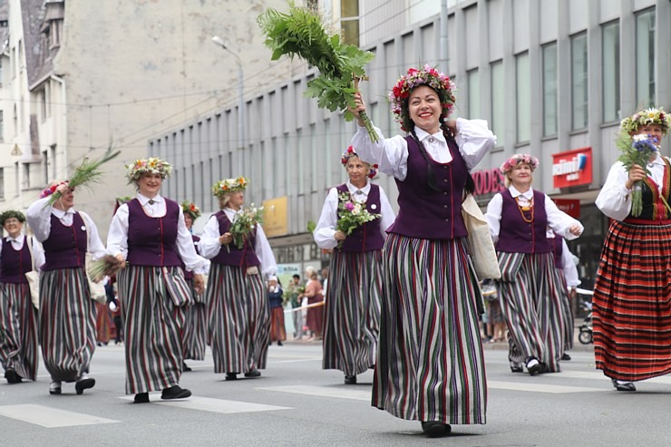 Skati «Novadu dižošanās» - dziesmu un deju svētku dalībnieku gājienu Rīgā 338673