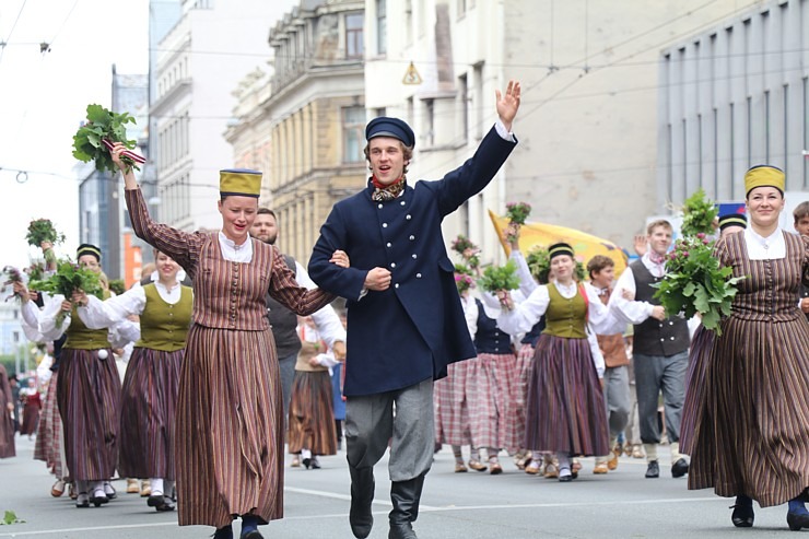 Skati «Novadu dižošanās» - dziesmu un deju svētku dalībnieku gājienu Rīgā 338675