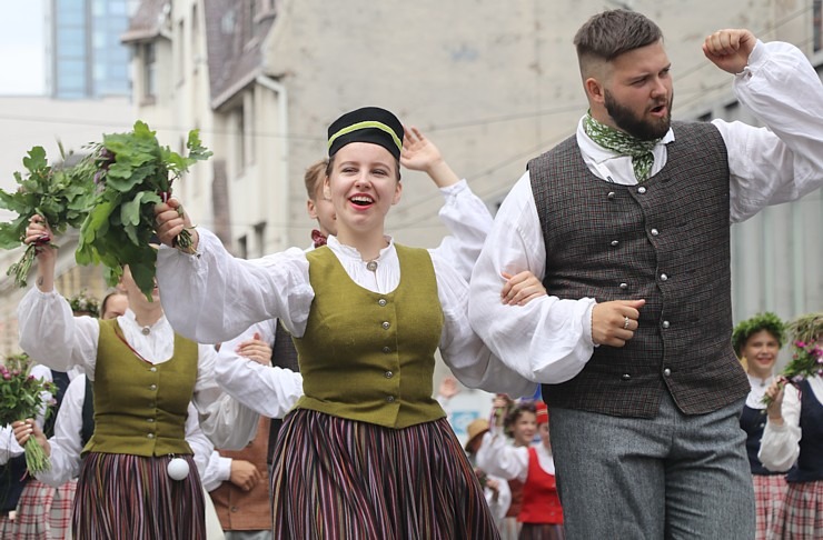 Skati «Novadu dižošanās» - dziesmu un deju svētku dalībnieku gājienu Rīgā 338676